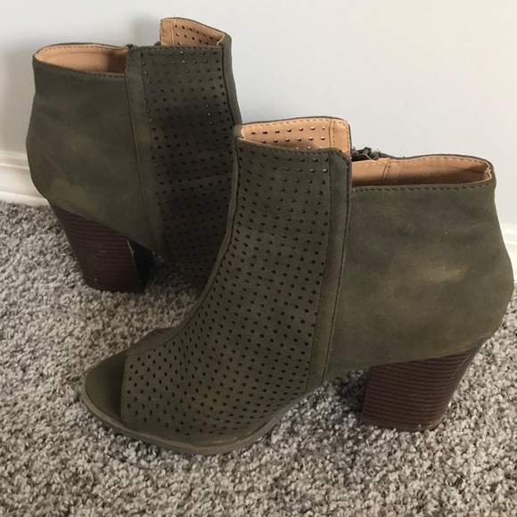 Open toe green heeled booties - Picture 2 of 3